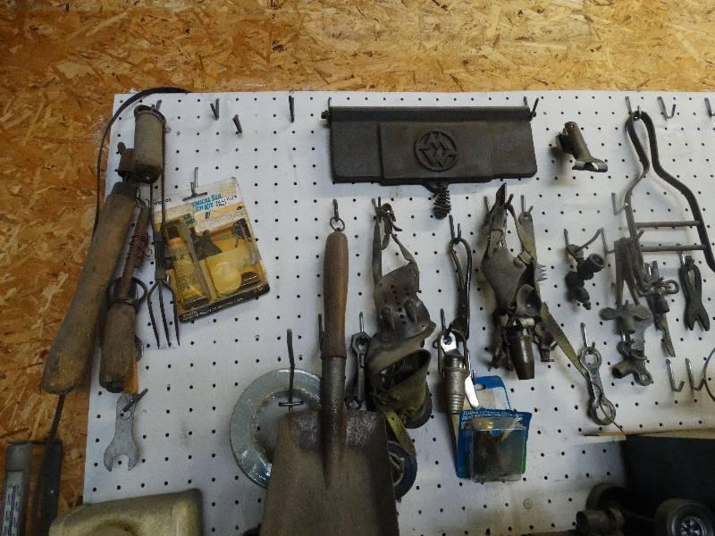lot 3120 image: Contents on peg board. tools mainly.