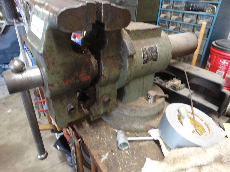 lot 3121 image: Large bench vice.