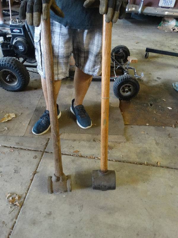 lot 3155 image: 2 sledge hammers.