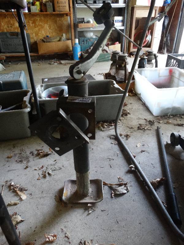 lot 3159 image: Trailer lift jack.