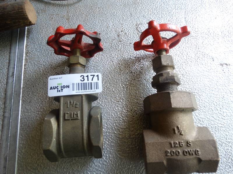 lot 3171 image: 2 pipe attachments.