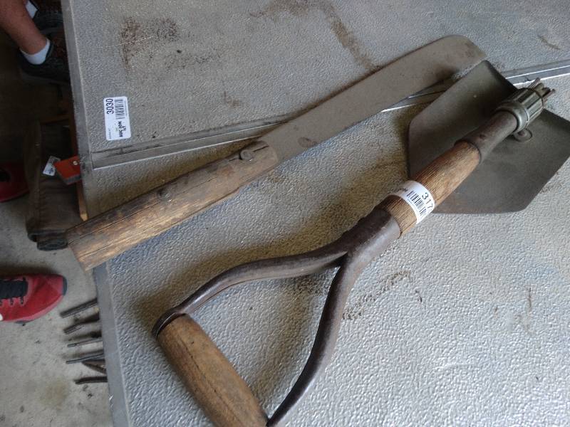 lot 3174 image: Old fold up shovel and machete.