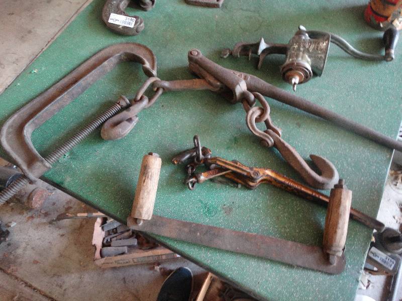 lot 3189 image: Grinder, clamps, wenches.