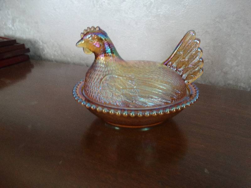 lot 2083 image: Carnival glass hen