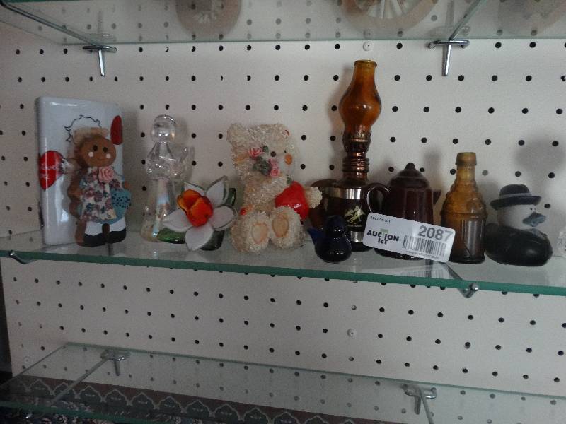 lot 2087 image: Miscellaneous home decor