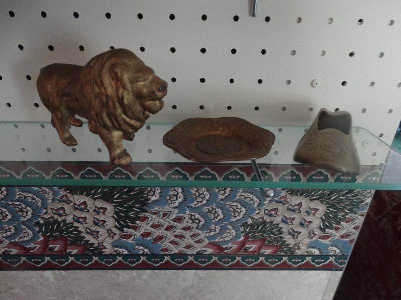 lot 2088 image: Metal home decor.