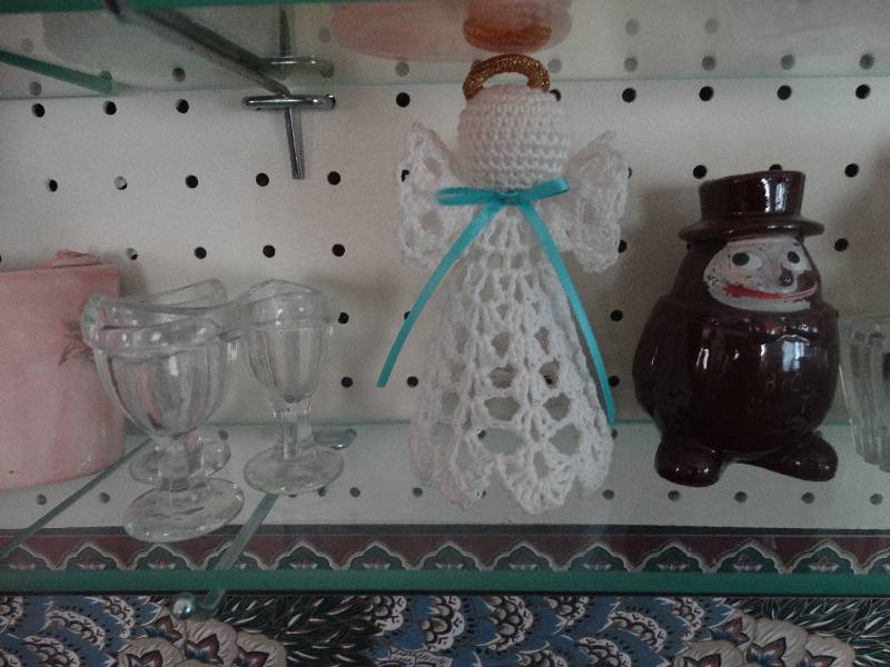 lot 2089 image: Glass home decor.