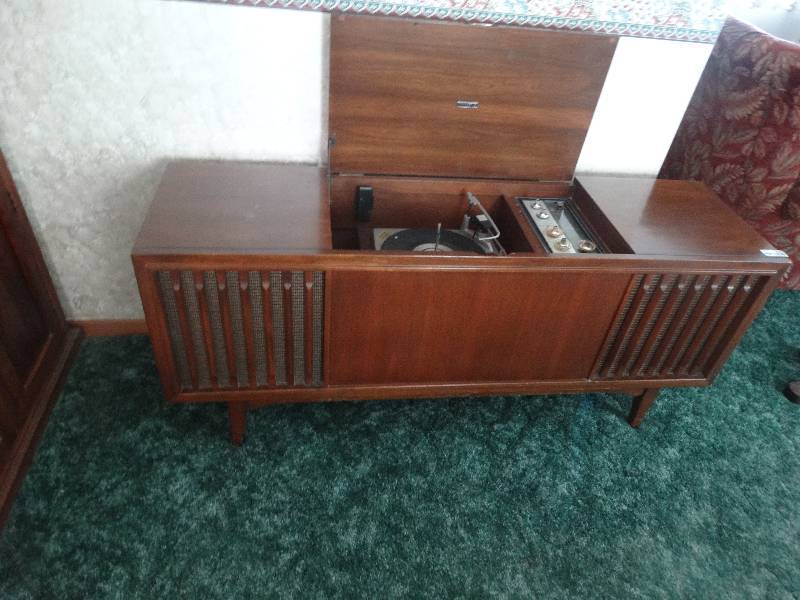 lot 2091 image: Zenith stereo cabinet.