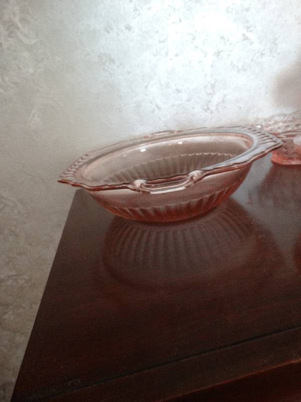 lot 2093 image: Lot of pink glassware.
