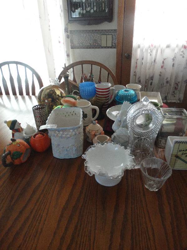 lot 2106 image: Miscellaneous decor.
