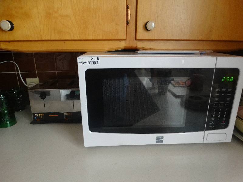 lot 2118 image: Kenmore microwave and Toastmaster toaster.