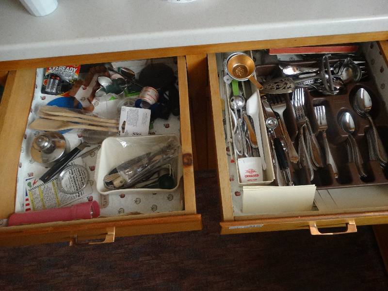 lot 2120 image: Contents of drawer, silverware.