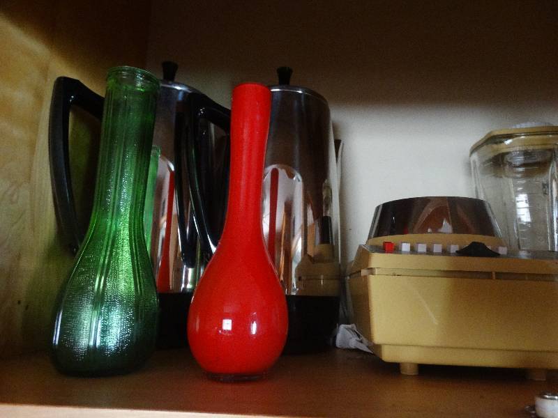 lot 2126 image: Contents in cabinet.