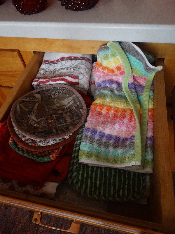 lot 2128 image: 2 drawers of pot holders and hand towels