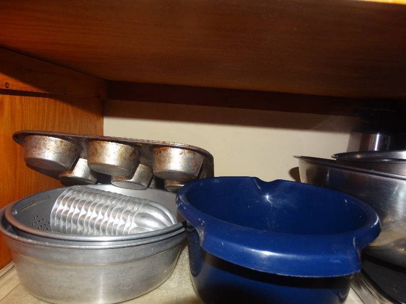 lot 2130 image: Contents of bottom shelf.