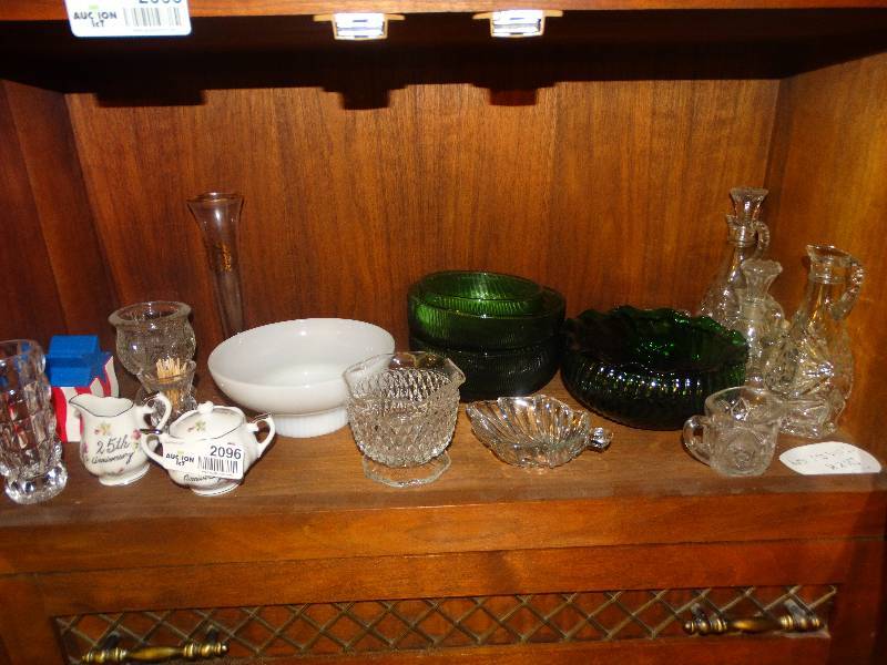 lot 2096 image: Lot of glass decor.