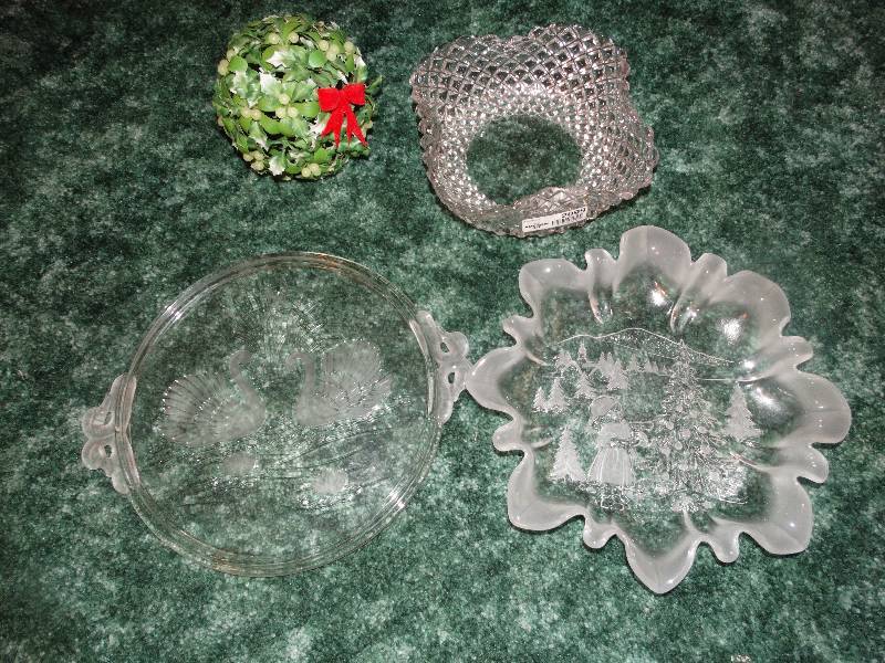 lot 2099 image: Glass decor.