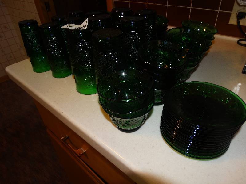 lot 2117 image: 64 pc set of Green Sandwich glass.
