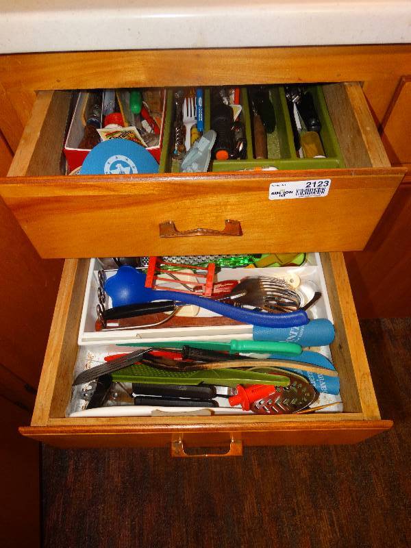 lot 2123 image: Contents in top 2 drawers.