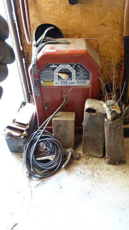 lot 3001 image: Lincoln electric 225 amp welder with welding rods and helmet.
