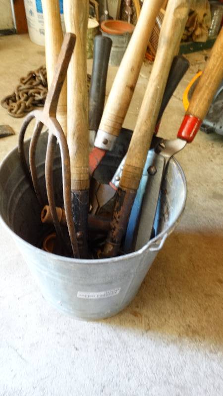 lot 3006 image: Lot of trimmers and bucket.