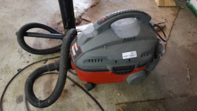 lot 3013 image: Craftsman clean and carry shop vac.