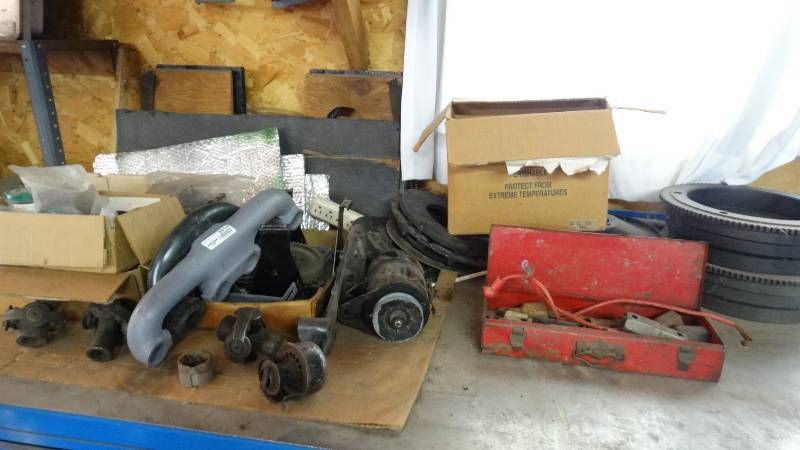 lot 3014 image: Large lot of car parts.