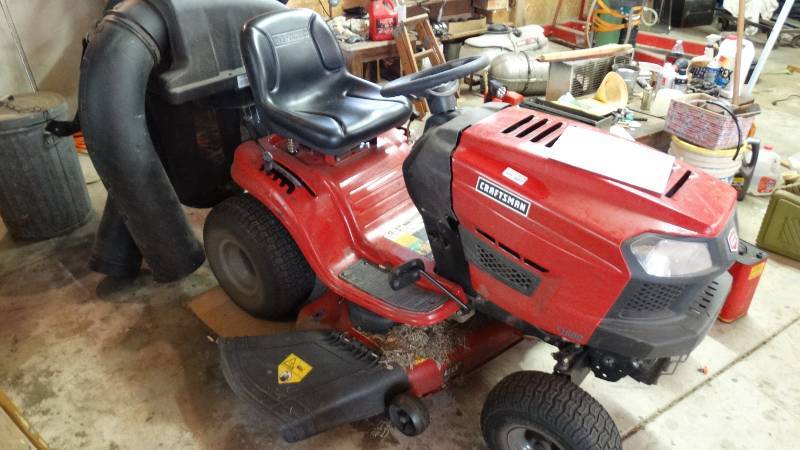 lot 3029 image: Craftsman riding mower with 19hp briggs and stratton motor with daul bin bagger.