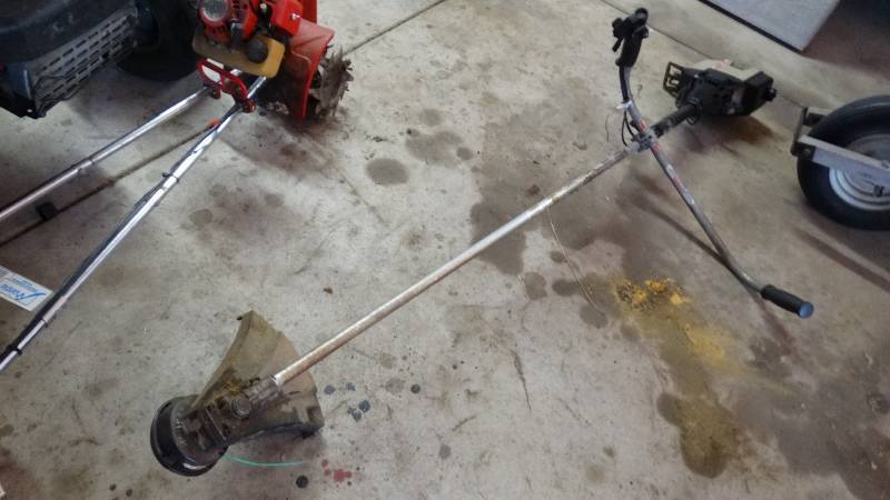 lot 3032 image: craftsman gas powered weed eater.