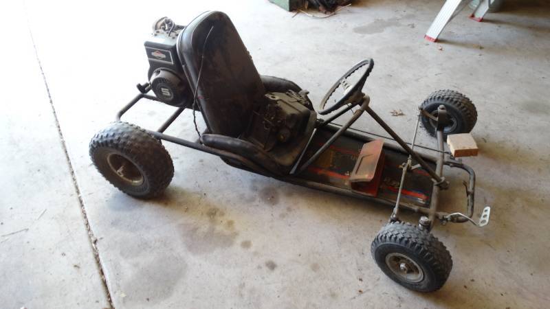 lot 3040 image: 1 seated go kart, briggs and stratton motor, 5hp. live axel. unknown running condition.