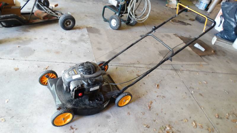 lot 3043 image: Poulan pro 450 series push mower. runs