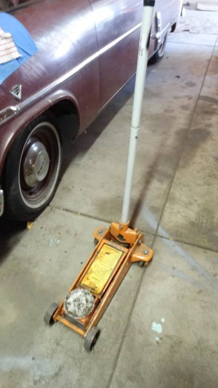 lot 3049 image: 2 14 ton floor jack.