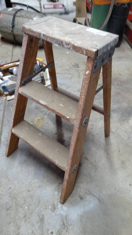 lot 3050 image: 2 step wood step ladder.