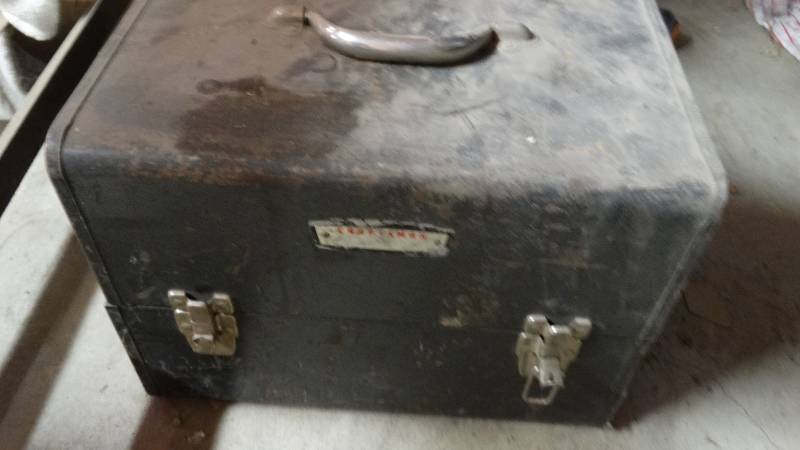 lot 3064 image: Craftsman metal toolbox.