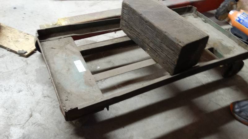 lot 3065 image: Metal cart on wheels.