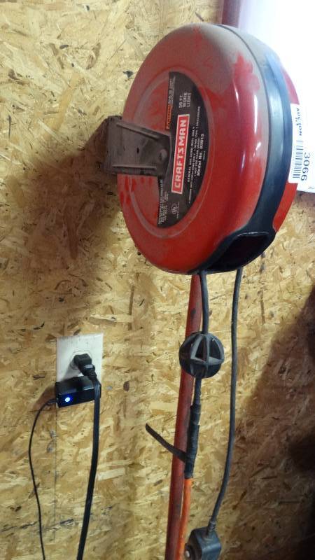 lot 3066 image: Craftsman 30 work light.