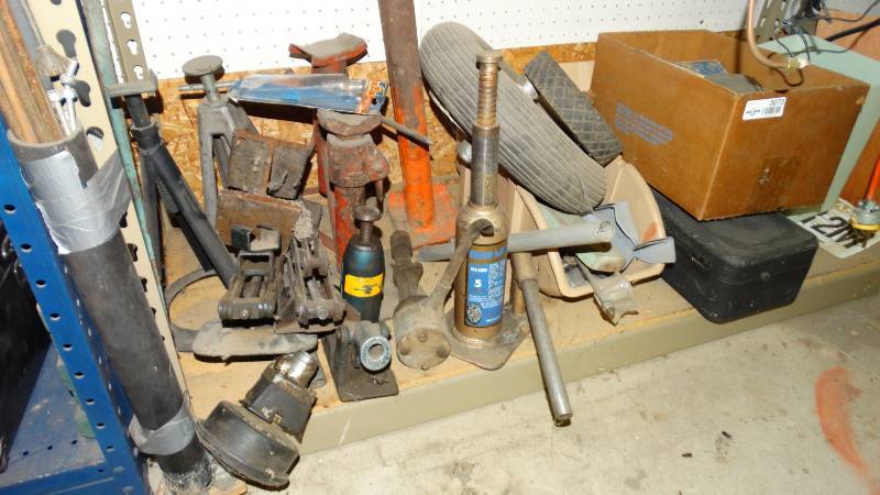 lot 3073 image: Contents of bottom shelf. 2 bottle jacks and 2 scissor jacks, jack stands and more.