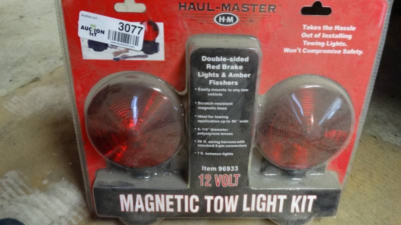 lot 3077 image: Magnetic tow light kit.