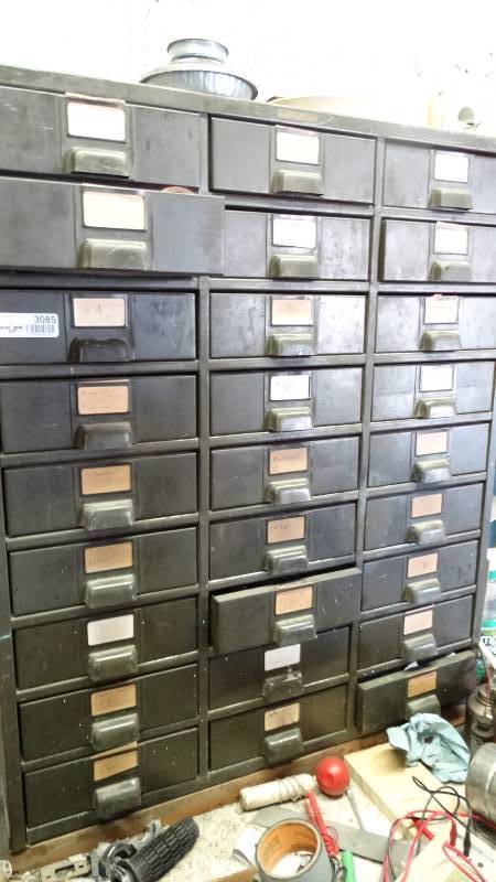 lot 3085 image: Tools and parts bin, no contents.