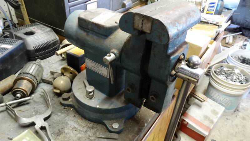 lot 3086 image: Big table vice.