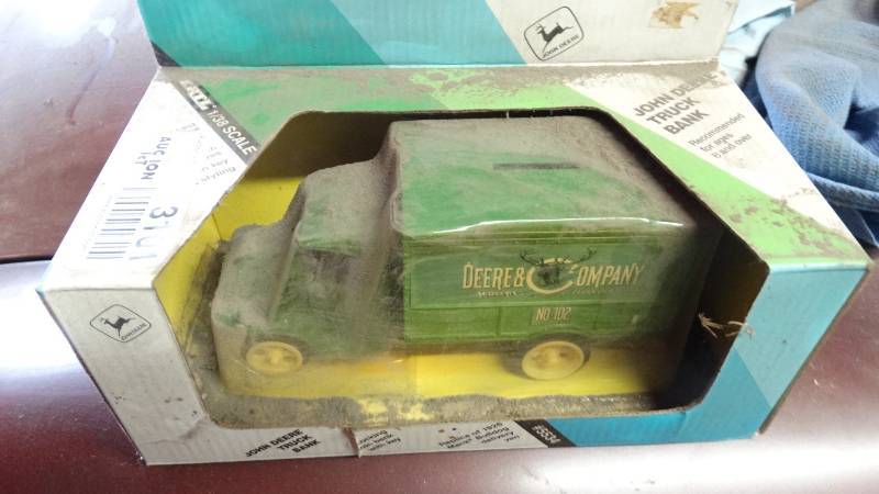 lot 3101 image: John deere truck bank.