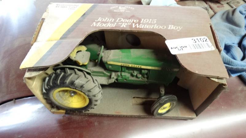 lot 3102 image: John deere 1915 model R waterloo boy tractor 116 scale.