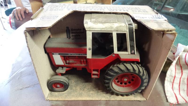 lot 3107 image: ERTL international 1586 tractor with cab.