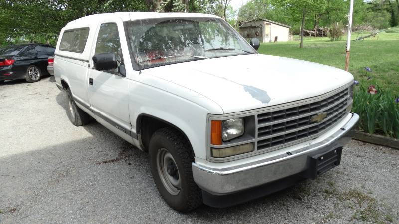 lot 2 image: 1992 Chevy 1500 truck w topper