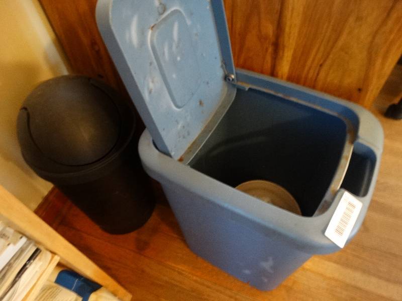 lot 551 image: 2 trash cans