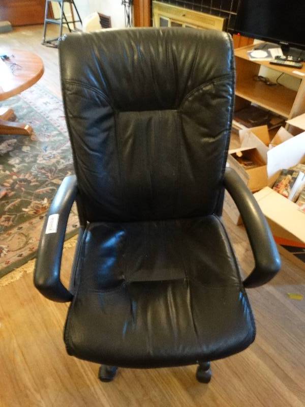 lot 555 image: Office chair on wheels