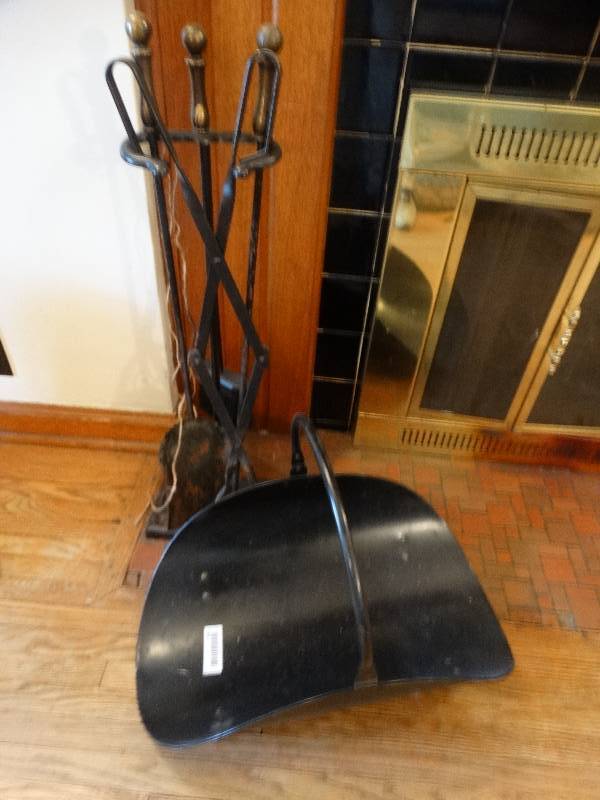 lot 562 image: Fireplace tools wood caddy