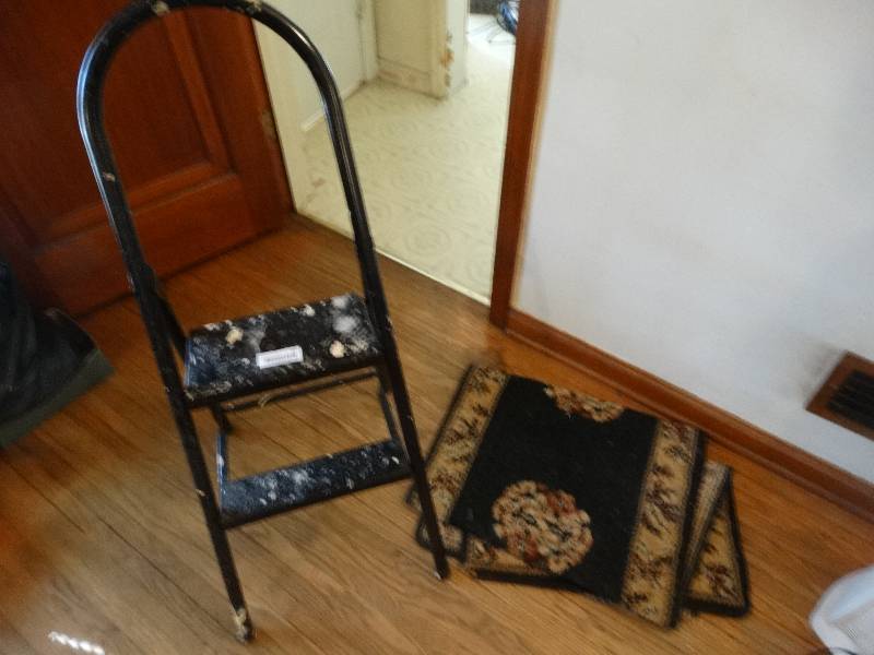 lot 564 image: Step stool & runner rug