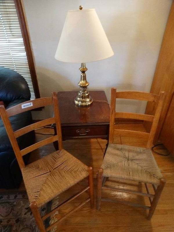 lot 565 image: 2 vintage dining chairs end table & lamp