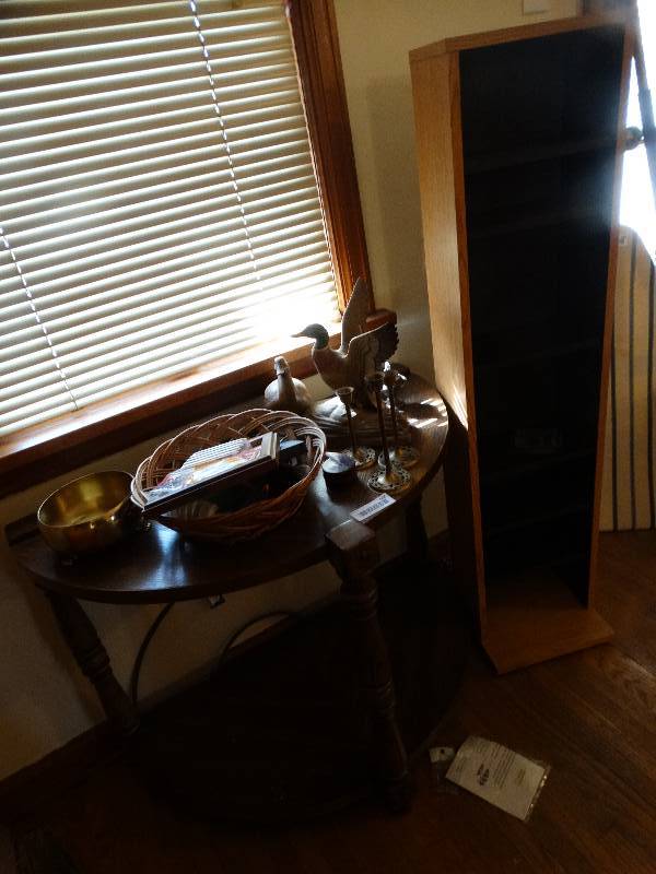 lot 568 image: Wood lamp table duck decor candle sticks misc